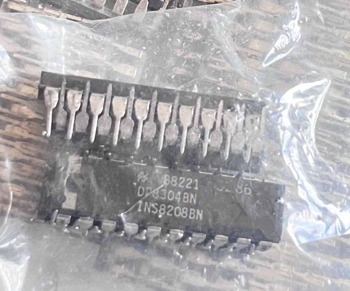 National Semiconductor DP8304BN 8-Bit Bidirectional Bus Transceiver